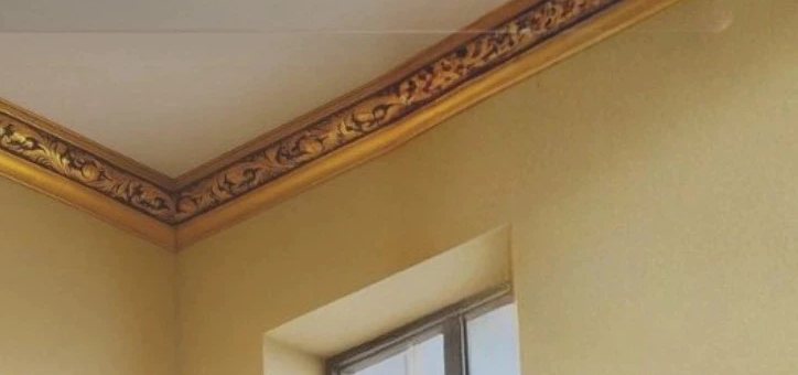 Lis Pigura Ukir di sudut plafon